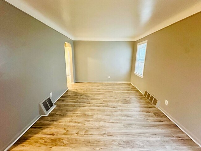 Building Photo - Nicely Updated 3 Bedroom 1 Bath Welcome Se...