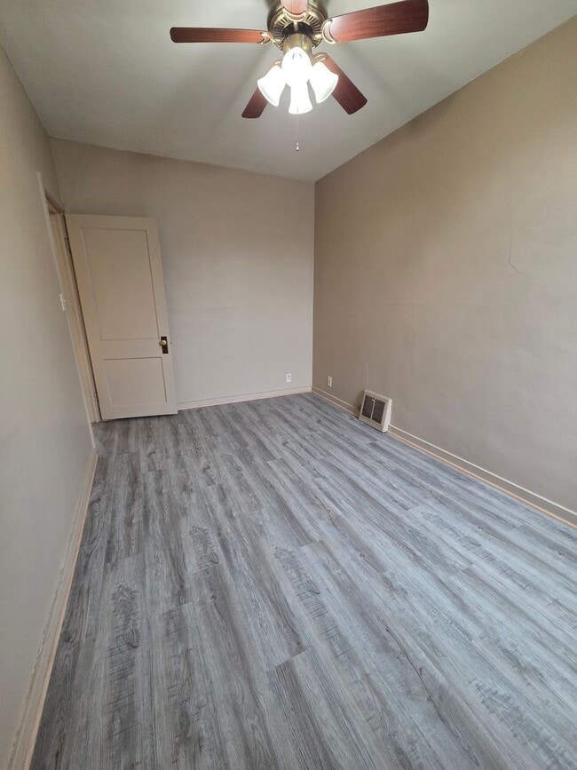 Building Photo - 304 Lake St