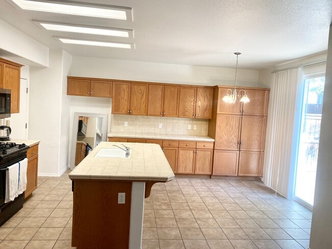 Building Photo - Spacious 4/2.5 off Fig Garden Loop