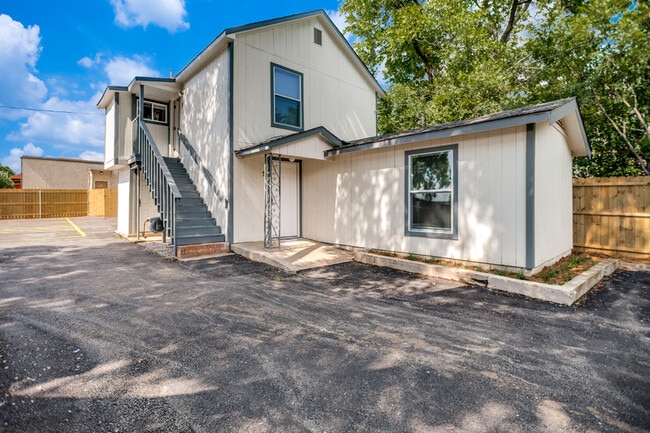 Building Photo - 905 W Abram St