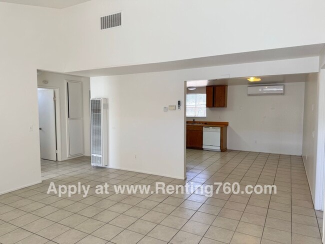 Building Photo - Spacious 2 Bed 1 Bath Home With Indoor Lau...