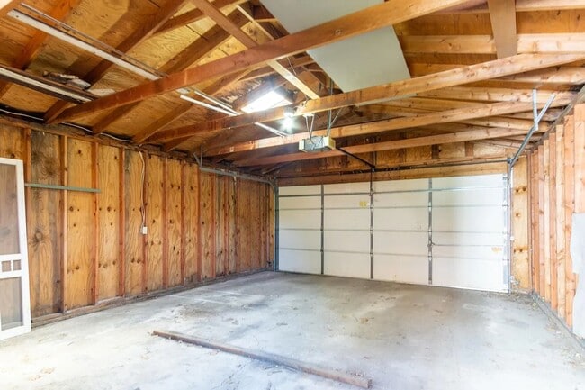 Building Photo - Very Spacious 2 Bed 2.5 Bath Home!