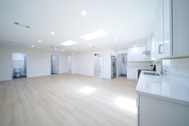 Building Photo - 206 W Broadbent Dr