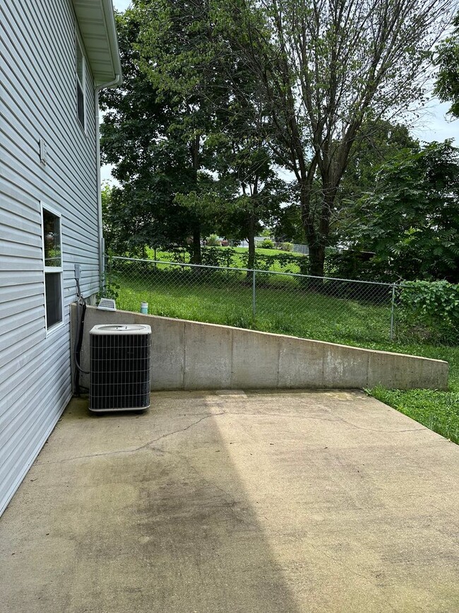 Building Photo - 4 Bed 2.5 Bath w/ Fenced Yard