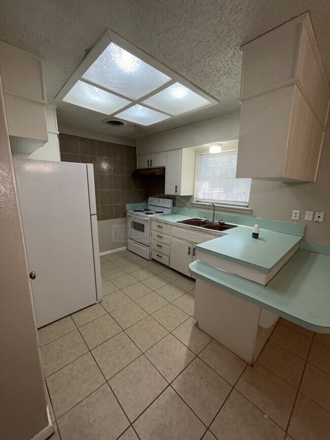 Building Photo - 1100 Pine Dr