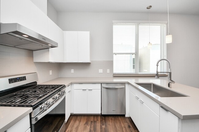 Building Photo - 608 Thornton Rd