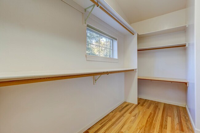 Building Photo - Spacious 3 Bed, 3 Bath Home in Hidden Valley Ranch!