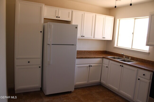 Building Photo - 5656 Sun Valley Dr