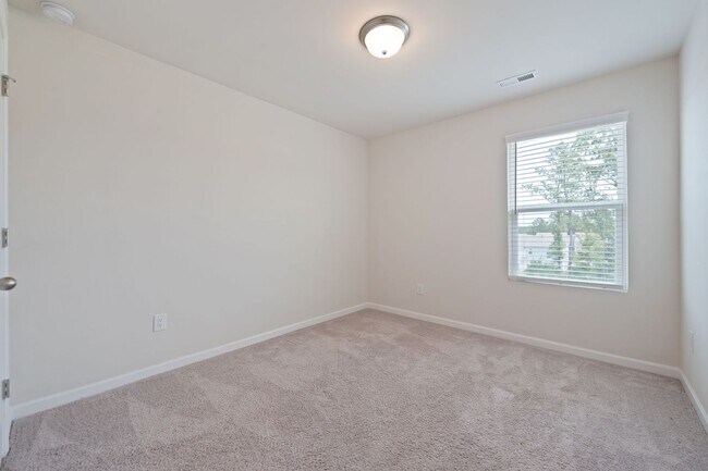 Building Photo - Available Early August! 4 Bed, 3.5 Ba in W...