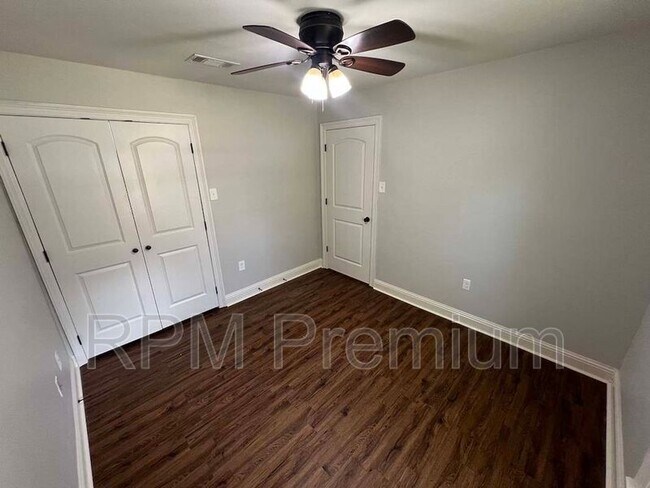 Building Photo - 13235 Country Park Ave