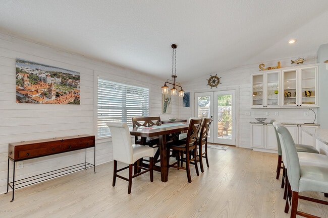 Building Photo - 405 2nd St