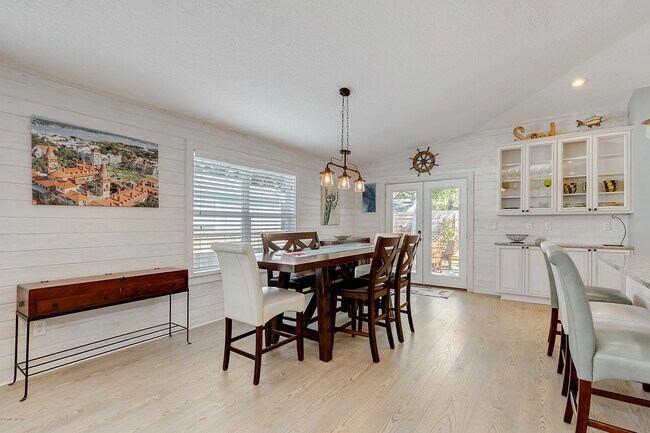 Building Photo - 405 2nd St
