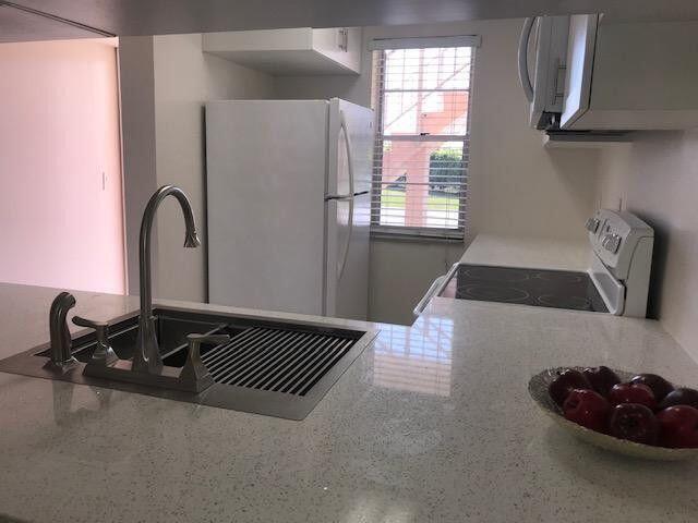 Building Photo - 9929 Three Lakes Cir