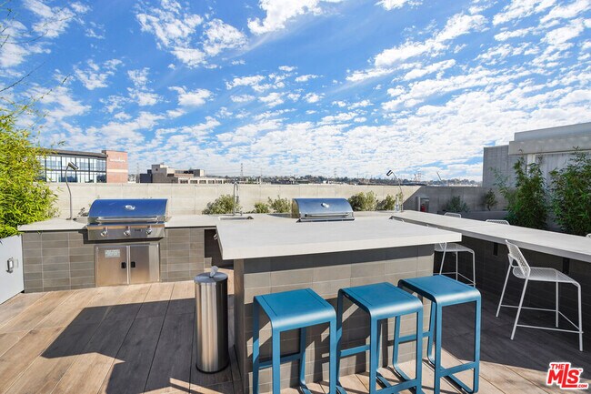 Building Photo - 527 Molino St