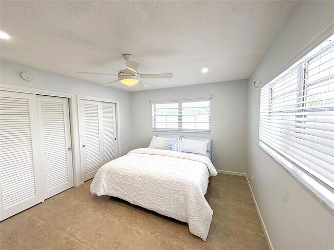 Building Photo - 4541 N Ocean Dr