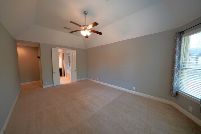Building Photo - Executive Style Rental Now Available in Bo...