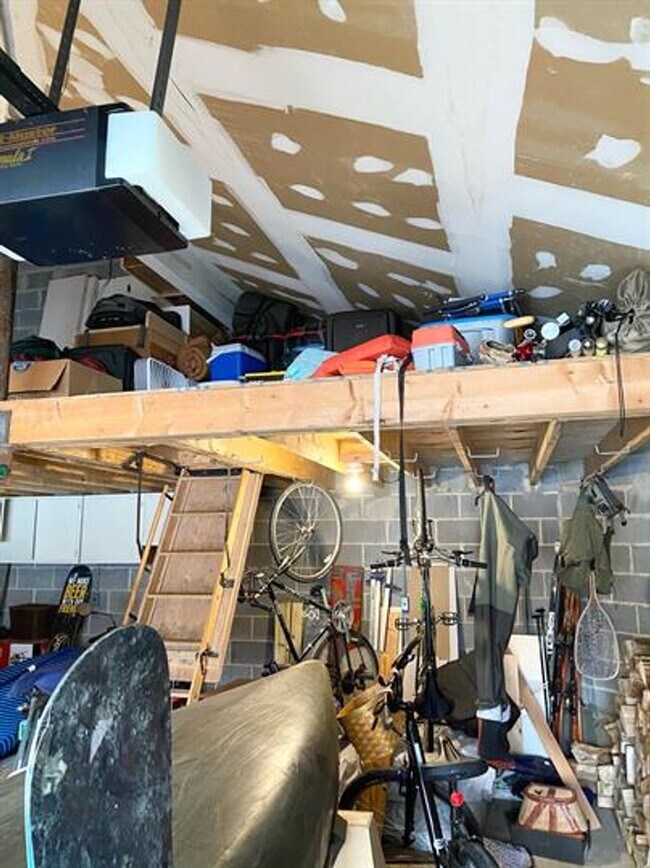 Building Photo - 2 Bedroom Condo South End of Burlington