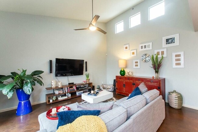 Building Photo - 41 Waller St