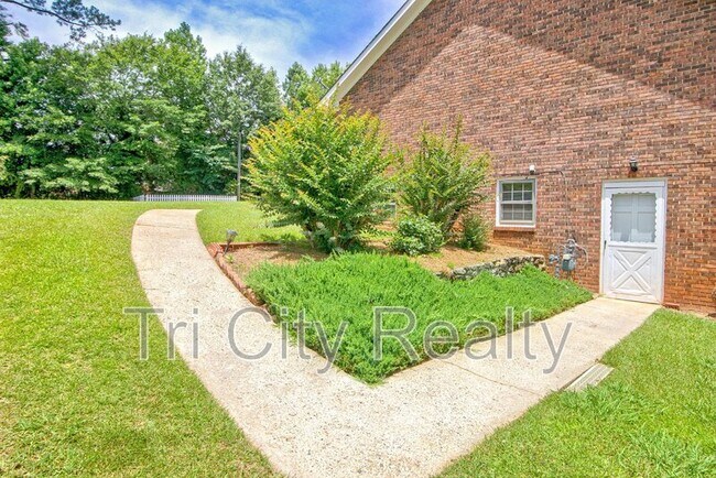 Building Photo - 630 Hawthorne Pl