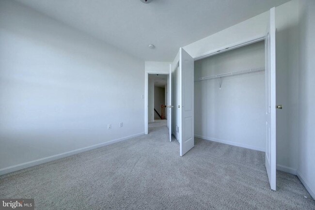 Building Photo - 689 E Walnut St