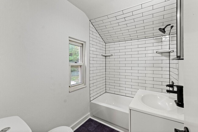 Building Photo - AVAILABLE OCT 1ST!! GORGEOUS 2 BEDROOM HOU...