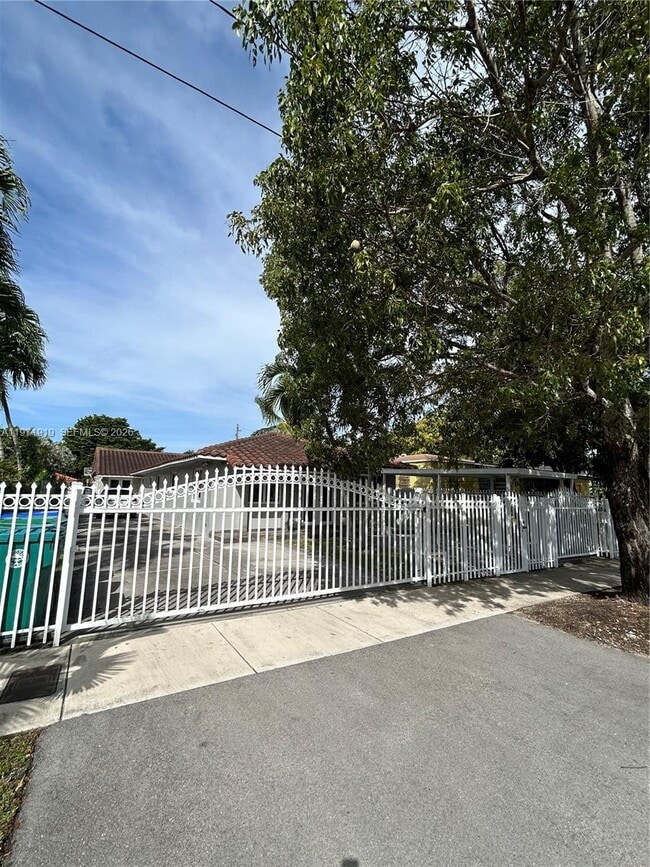 Building Photo - 230 SW 30th Ave