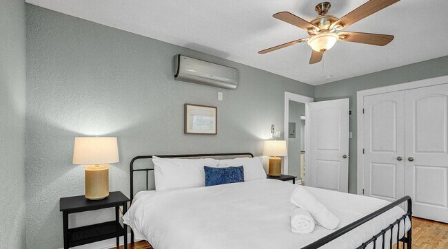 Building Photo - Charming 2-bedroom, 1-bathroom apartment!