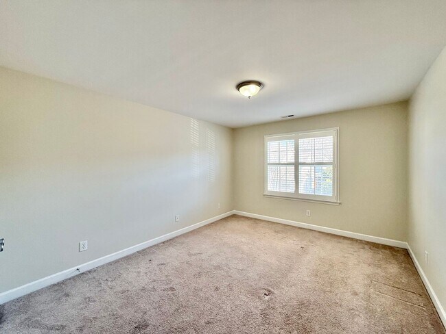 Building Photo - Gorgeous End Unit 3BD, 2.5BA Raleigh Townhome in a Prime Location Near Triangle Town Center, Poyn...