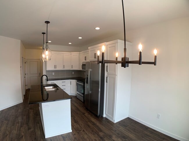 Building Photo - 3 Bed 2.5 Bath Single Family Home