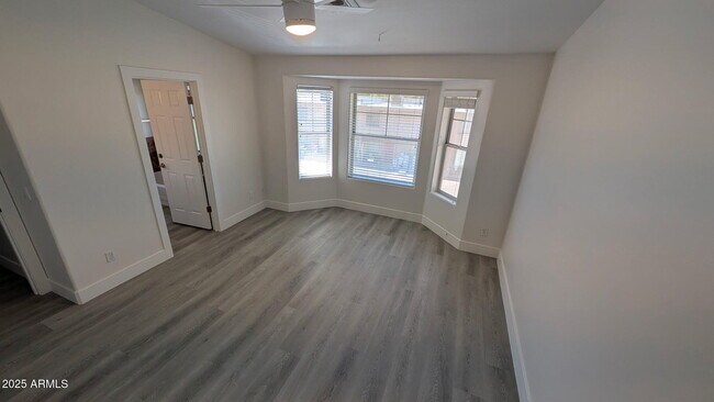 Building Photo - 942 S Ash Ave