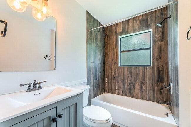 Building Photo - Charming & Updated Mid-Century 3 Bed/1 Bath in East Austin!
