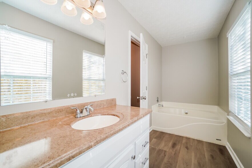 Building Photo - 5086 Sand Ct