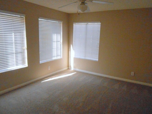 Building Photo - Spacious 2 bedroom Condo in Canyon Lake Community