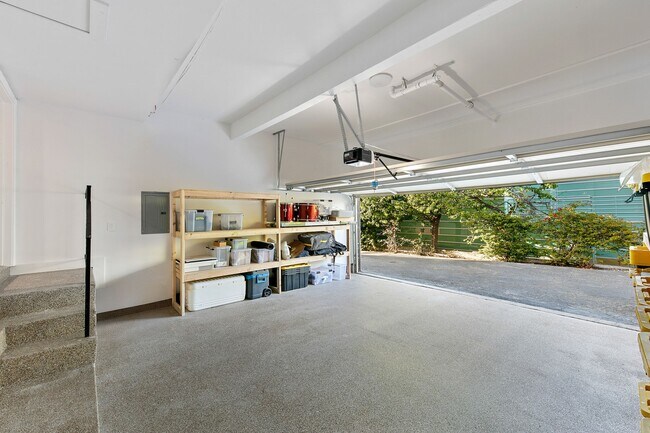 Building Photo - 6502 Dume Dr