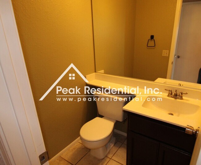 Building Photo - Spacious 3bd/2.5ba Antelope Home with 2 Ca...