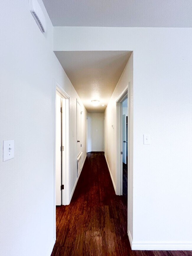 Building Photo - 1515 Justin Lp