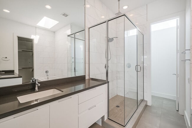 Building Photo - Welcome to this absolutely STUNNING Townhome!!