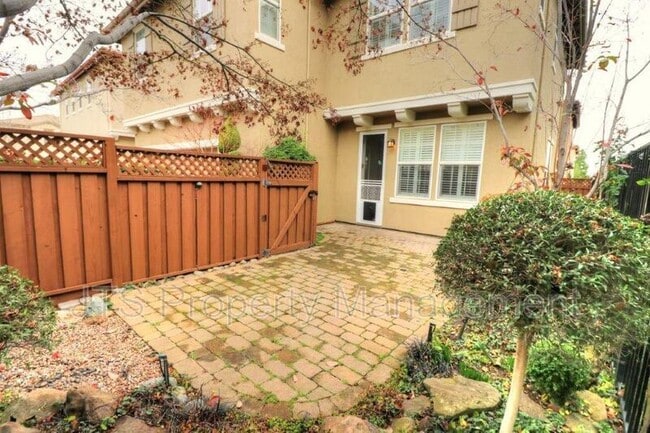 Building Photo - 217 Barnhill Dr