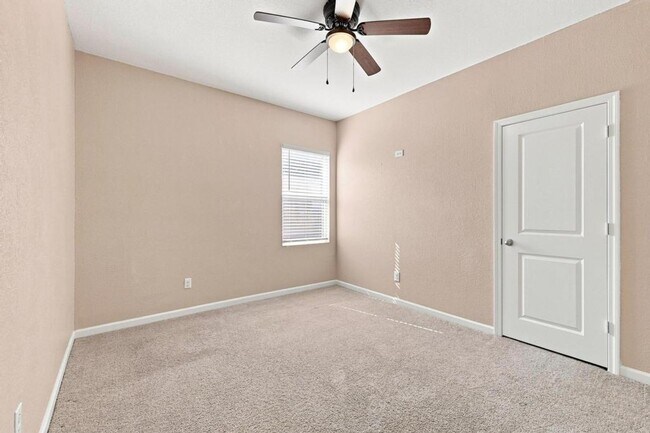 Building Photo - 405 Willow Creek Dr