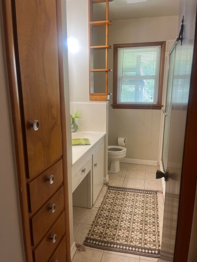 Building Photo - Midtown bungalow, beautiful hard wood floors, lots of natural light.