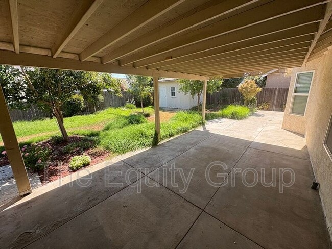 Building Photo - 3645 E Vista Dr