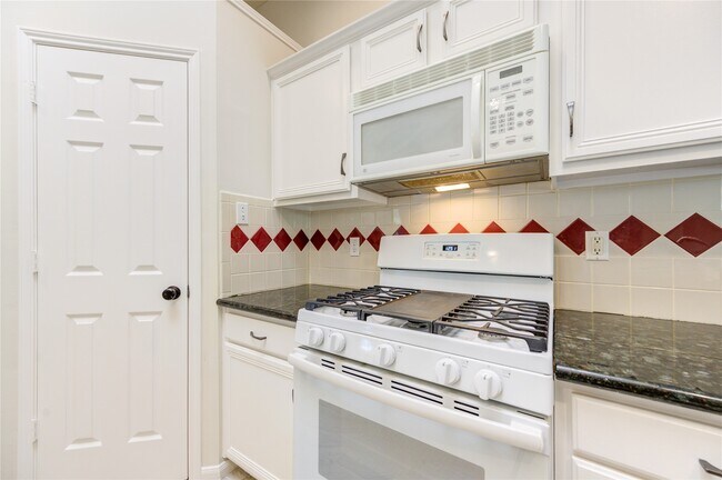 Building Photo - 15831 Laurel Cove