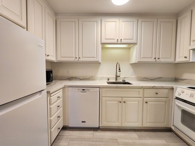 Building Photo - Updated 2br/1ba Apartment Near Downtown Palo Alto available May 9th!
