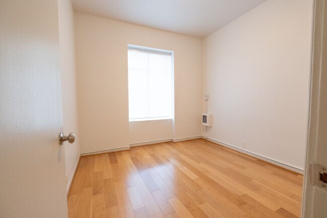 Building Photo - Historic Charm and Modern Comfort in Downt...