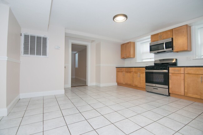 Building Photo - Huge 1 bed pet friendly unit with ALL util...