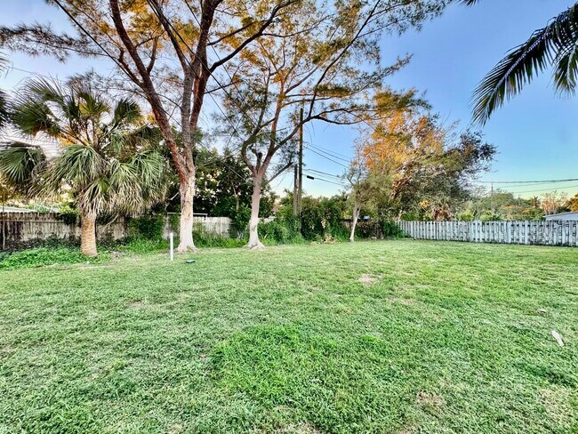 Building Photo - 3403 Hi St