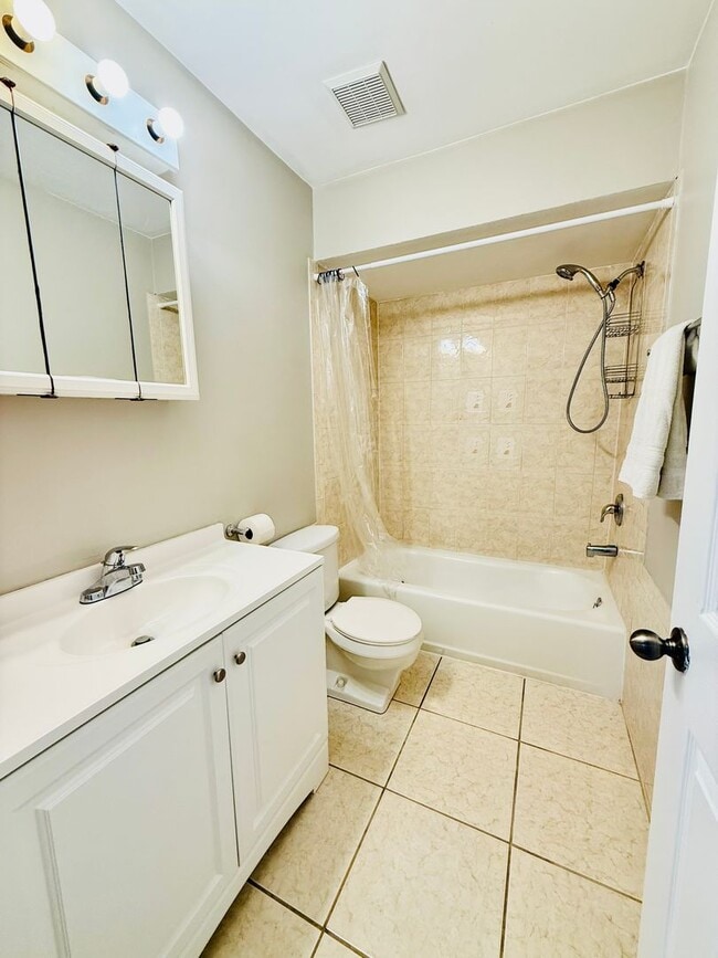 Building Photo - 3/2/1 POOL Home with Fenced Yard--Pool & Y...
