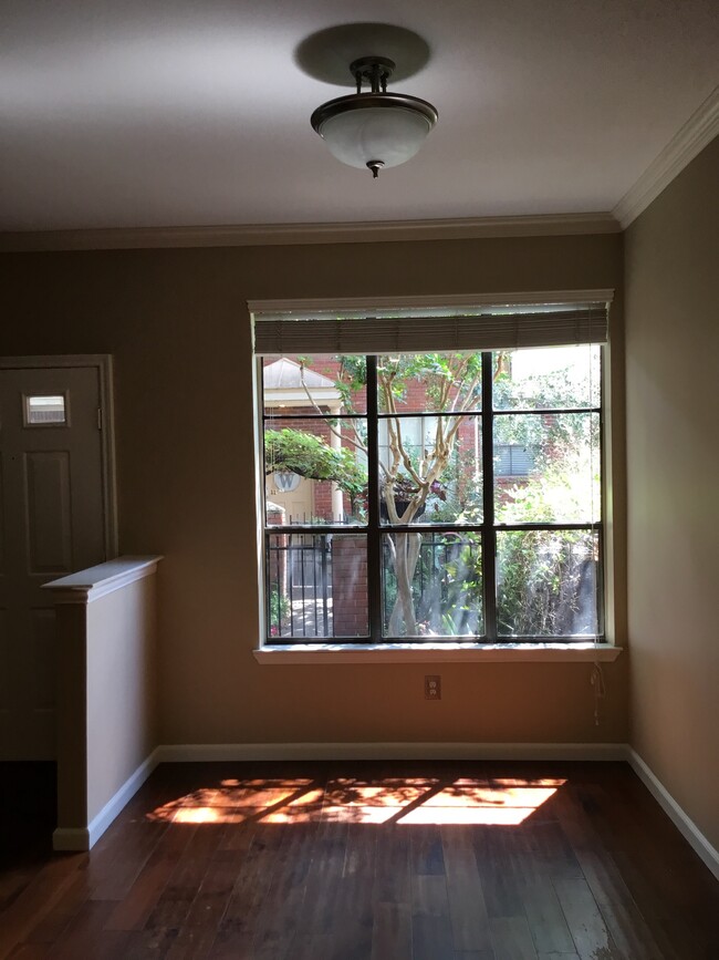 Dining room with view of the courtyard - 1103 Dulles Ave