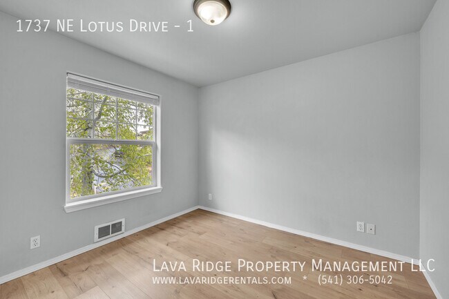 Building Photo - 1737 NE Lotus Dr