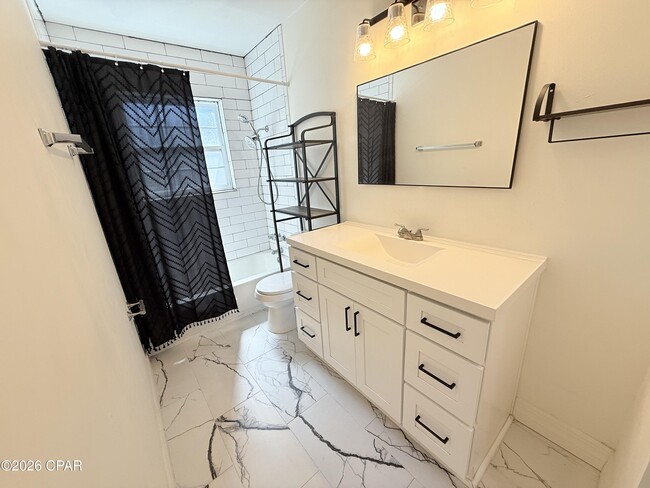 Building Photo - 808 Forestdale Ave